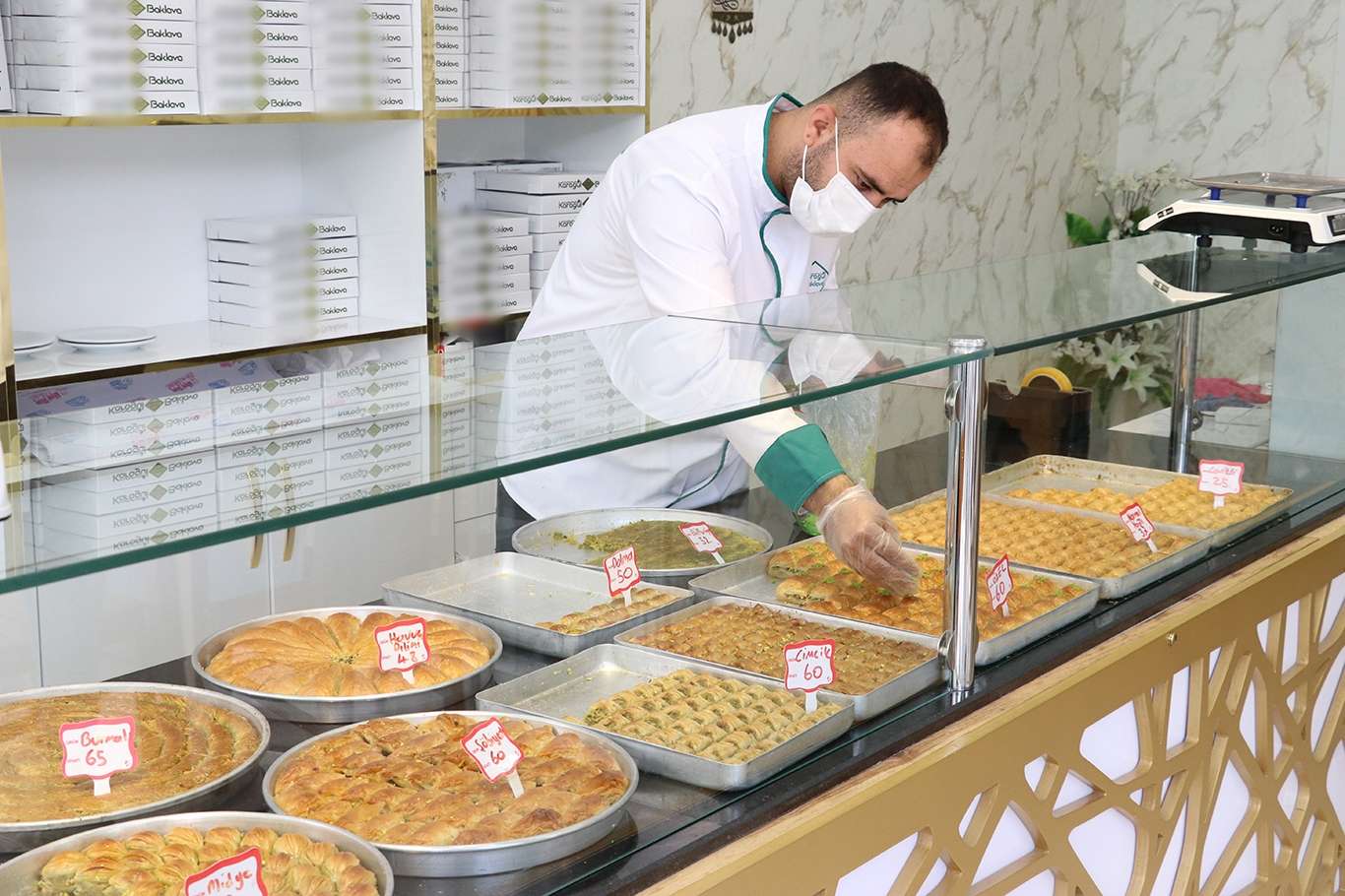 Zamlarla baş edemeyen esnaftan dikkat çeken “zam” pankartı